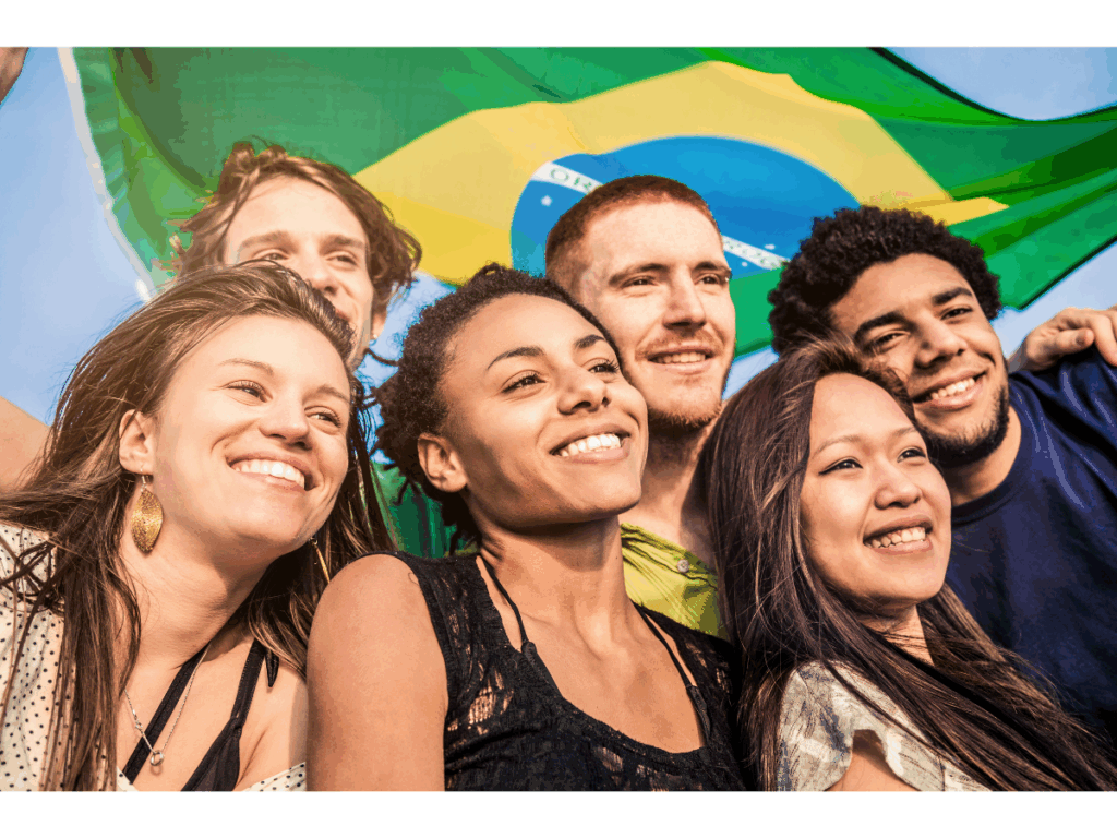 Grupo de jovens brasileiros sorrindo juntos ao olharem para a mesma direção